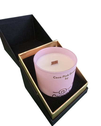 Coco Pink Dream – Lumânare artizanală din ceară de cocos cu parfum Coconut Bay, în pahar de lux