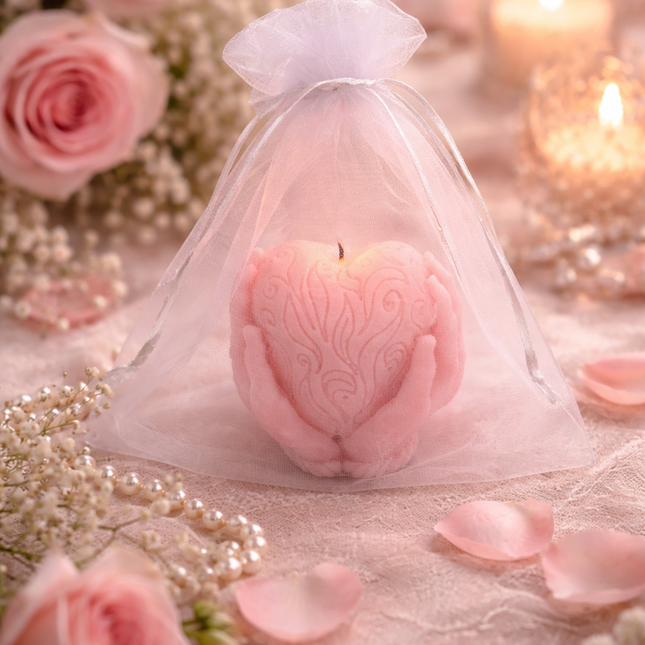 Hands Holding Heart Design – Handgefertigte Kerze / Handmade Candle / Bougie artisanale / Lumânare artizanală / Vela artesanal