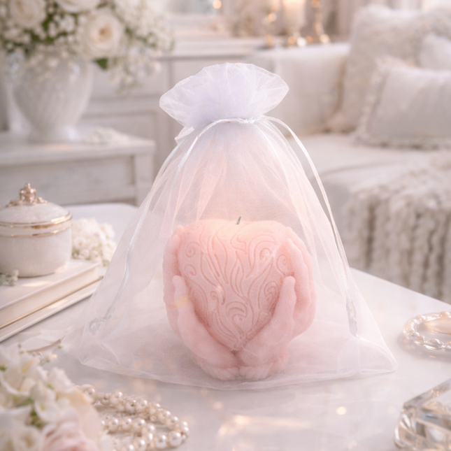 Hands Holding Heart Design – Handgefertigte Kerze / Handmade Candle / Bougie artisanale / Lumânare artizanală / Vela artesanal